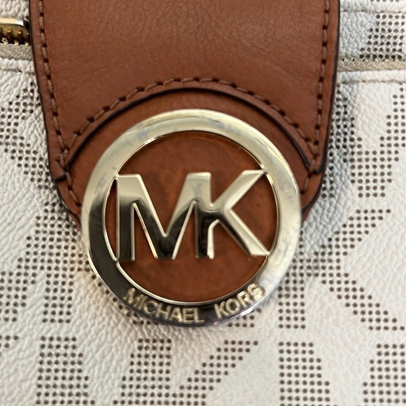 Michael Kors Fulton Large Crossbody Vanilla with gold hardware all over monogram - Picture 4 of 16